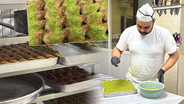 Tatlıcılarda 'Ramazan' yoğunluğu: Ustalar iftarlık baklavaları yetiştirmek için 12 saat çalışıyor)