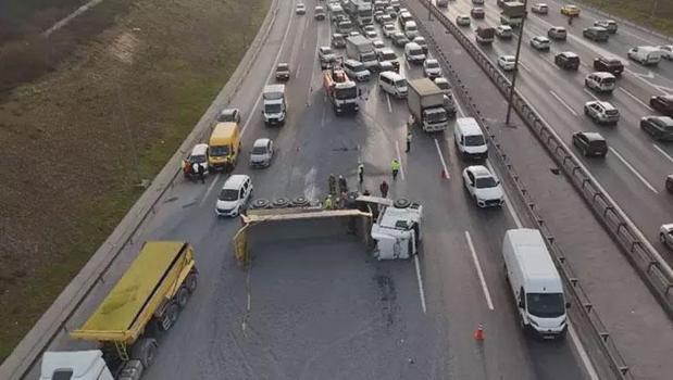 Eyüpsultan TEM Otoyolu'nda hafriyat kamyonu devrildi)