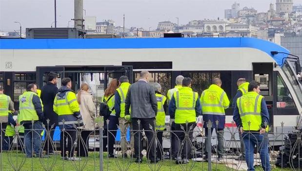 Eminönü'nde tramvay raydan çıktı! İşte seferlerde son durum)