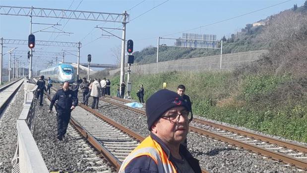 Kocaeli'de hızlı trenin çarptığı yaya hayatını kaybetti)