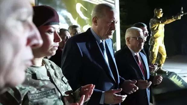 Cumhurbaşkanı Erdoğan, Ömer Halisdemir'in anıtı önünde dua etti)