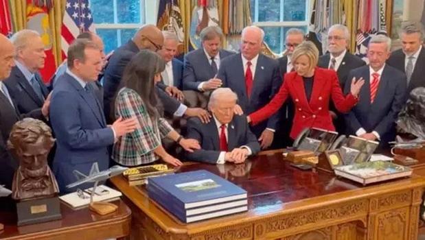 Beyaz Saray'da ilginç görüntü! Trump'a dokunup dua ettiler)