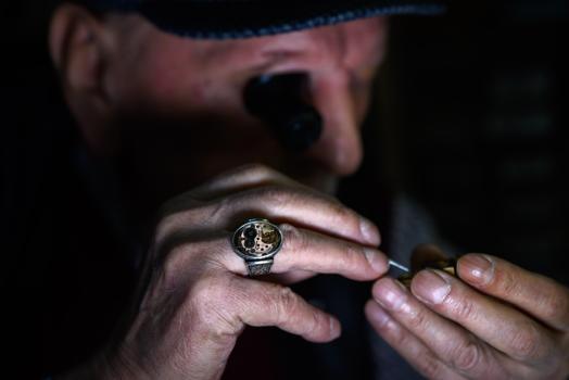 Paha biçilemez saatleri para almadan tamir ediyor: İstanbul'un son gerçek saat ustası!)