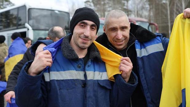 Savaşın ortasında dev esir takası! 600 asker özgürlüğüne kavuştu)