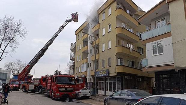 5 katlı apartmanda korku dolu anlar! Ocakta unutulan yemek yangın çıkardı)