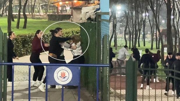 Liseli gençlerin kavgasında tekmeler, yumruklar havada uçtu! 'Seni mermi manyağı yapacağım')