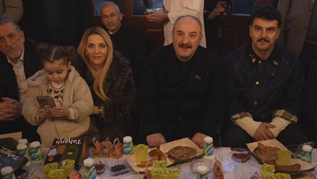 Tarihi meydanda sahur buluşması! Mustafa Varank gençleri davet etti)