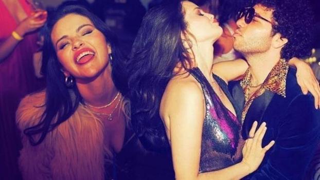 Selena Gomez ve Benny Blanco’nun parti kareleri sosyal medyayı salladı)