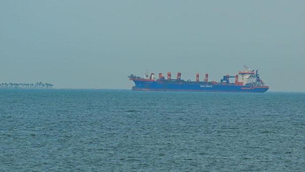 BAE açıklarında gemiye saldırı şüphesi! 'Bilinmeyen cisim' alarmı)