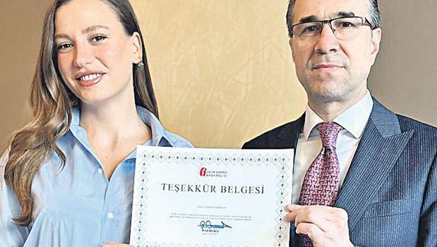 Serenay Sarıkaya’ya Vergi Haftası’nda teşekkür belgesi)