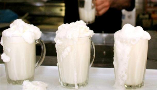 Bol köpüklü ayranın sırrı belli oldu! Meğer bu şekilde hazırlayınca lezzeti kat kat artıyormuş!)