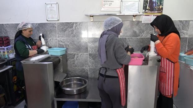 Gaziantep'te imece usulü hazırlanıyor! Tek tek yuvarlanıp, randevuyla teslim ediliyor)