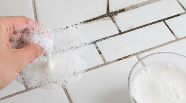 Fayans aralarındaki o kararmalara son: Kar tanesinden daha beyaz sonuç veren o yöntem ortaya çıktı)