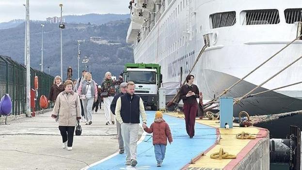 Akın akın geliyorlar: Rusya'dan Türkiye'nin o ilçesine dev turist akını başladı)