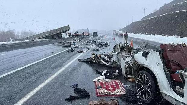 Bitlis'te feci kaza: 2 ölü, 5 yaralı)