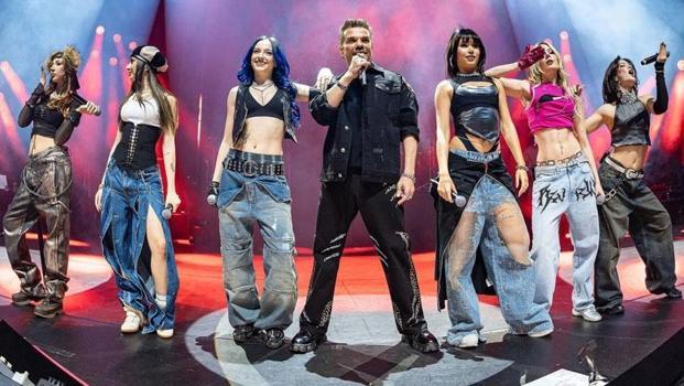 Kenan Doğulu konserinde 'Manifest' imzası! Sahne alev aldı)