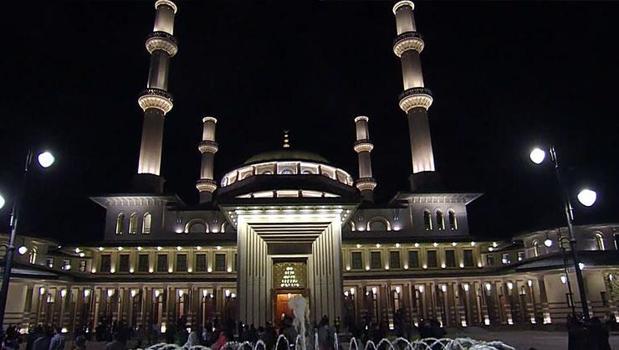 Millet Camii’nde Kadir Gecesi özel yayını)