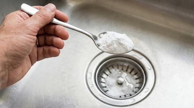 Eski bir Japon geleneği ama etkisi inanılmaz: Lavaboya tuz dökmenin kimsenin bilmediği o sırrı!)