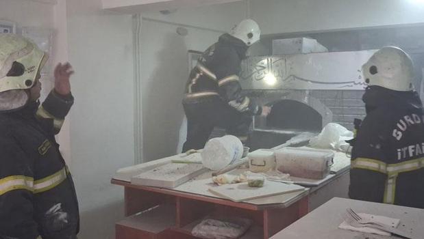 Pide salonunda korkutan patlama! Ortalık bir anda savaş alanına döndü)