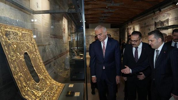 Osmanlı sultanlarının kutsal emanet hürmeti gün yüzüne çıktı! İki İznik çinisi yıllar sonra yeniden Türkiye'de)