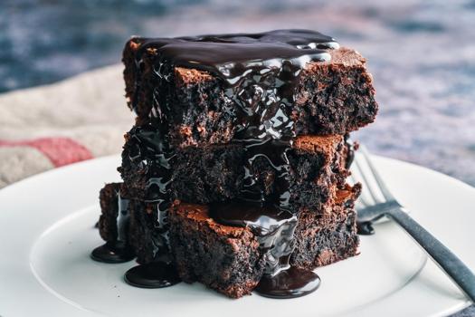 Sosunu sünger gibi çeken ıslak kek tarifi! Tadı tıpkı brownie gibi oluyor, tek bir yeri kuru kalmıyor!)
