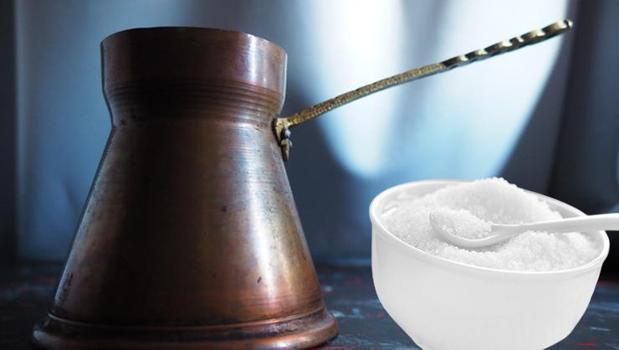 Cezveleri ilk günkü gibi ışıl ışıl parlatıyor! 1 kaşığı tortu, leke kireç ne varsa söküp atıyor)