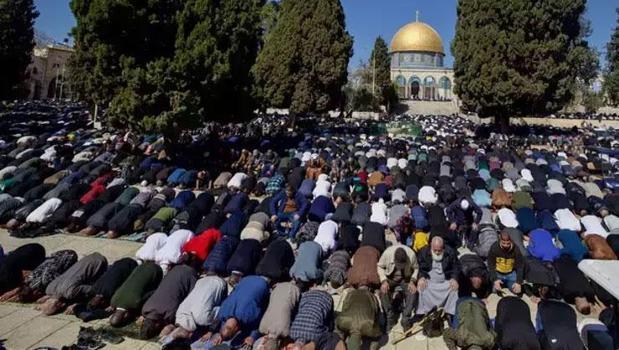 Mescid-i Aksa 41 gün sonra açıldı: Yüzlerce Müslüman saf tuttu)