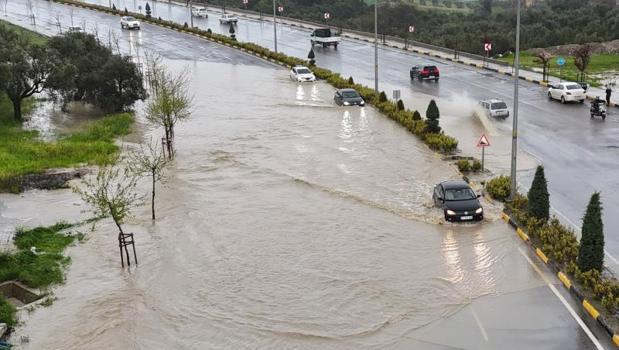 Kuvvetli yağışın etkili olduğu Antakya'da eğitime 1 gün ara verildi)
