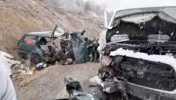 Öğretmenleri taşıyan minibüs ile otomobil çarpıştı! 1 ölü, 9 yaralı)