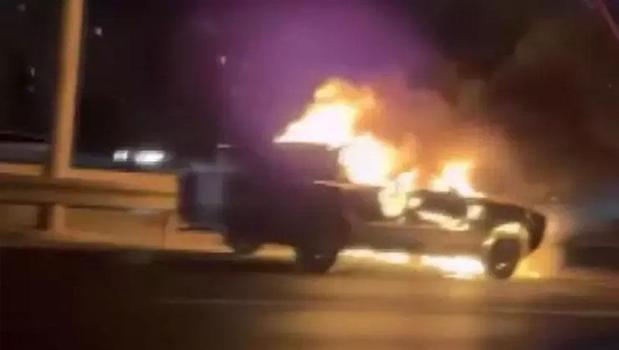 Ümraniye TEM Otoyolu’nda otomobil alev alev yandı)