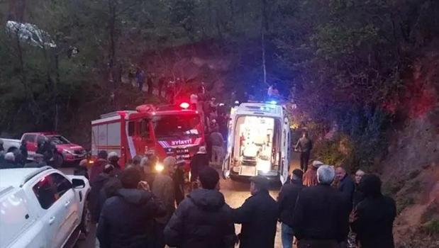 Uçuruma yuvarlanan araçta Esra Öğretmen ve babası hayatını kaybetti)