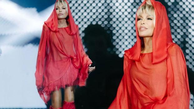 Ajda Pekkan'dan dev konser! Arena'yı salladı)