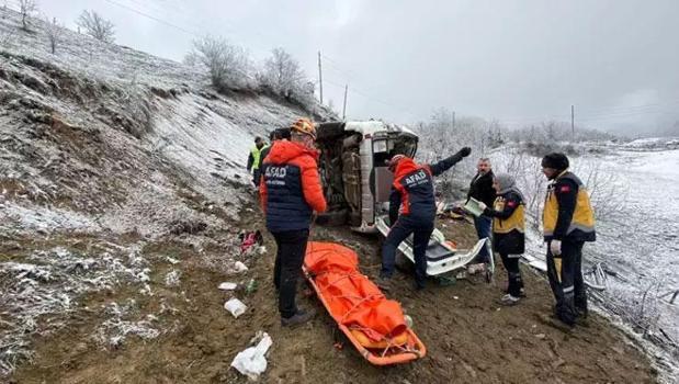 Artvin’de ambulans kar ve buzlanma nedeniyle uçuruma yuvarlandı: 1 ölü, 4 yaralı)