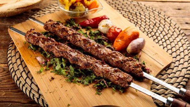 Adanalı ustalar kebabı böyle yapıyormuş! Adana kebabının vazgeçilmez 5 altın kuralı)