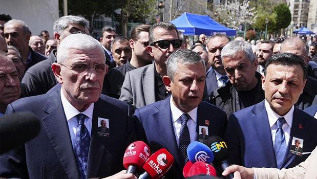 Kılıçdaroğlu, Özgür Özel'in elini sıkmadan geçti: Eski TBMM Başkanı Hüsamettin Cindoruk'un cenazesinde gergin anlar)