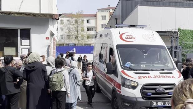 Ataşehir'de ortaokulda zehirlenme iddiası: Çok sayıda öğrenci hastaneye kaldırıldı)