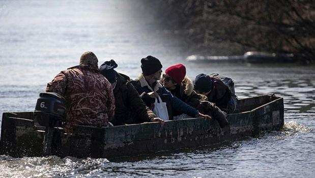 Sınırda insanlık dışı 'kayıkçı' yöntemi: Yunanlar göçmeni göçmene kırdırıyor!)