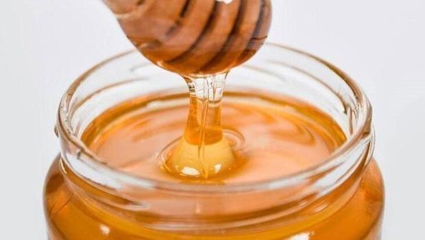 Sağlıklı diye içiyoruz ama... Kaynar süte bal ekleyenler dikkat! Besin değeri bir anda yok oluyor)