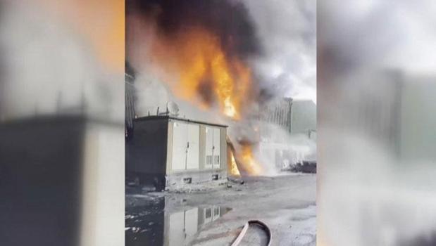 Geri dönüşüm fabrikasında yangın: Patlama sesleri de duyuldu)