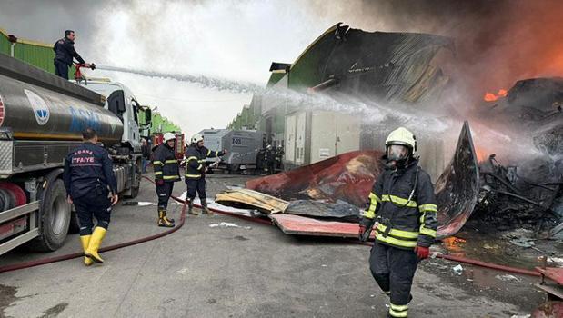 Geri dönüşüm fabrikasında yangın: Patlama sesleri de duyuldu)