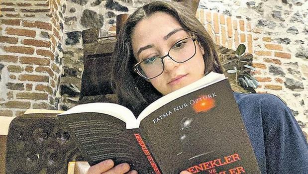 Çenesini kırdı konuşamayınca kitap yazdı)