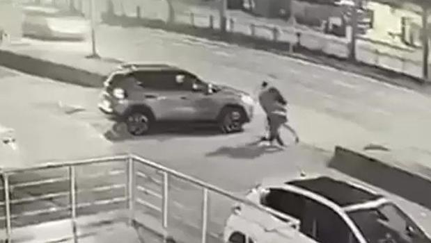Dehşet anları! İş arkadaşını 9 bıçak darbesiyle katletti)
