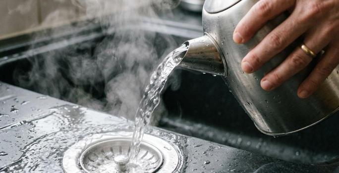 Lavaboya kaynar su dökenler dikkat: Uzmanlar 'soğuk su' uyarısıyla duyurdu!)