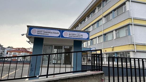 Ayser Çalık Ortaokulu'nun tabelası, yeni binaya asıldı)