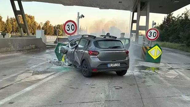 İzmir’de otoyol gişelerinda kaza! Araç bir anda alev topuna döndü)