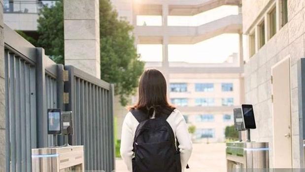 Okullarda ‘yeni dönem’ başladı! Kuş uçurtulmuyor)