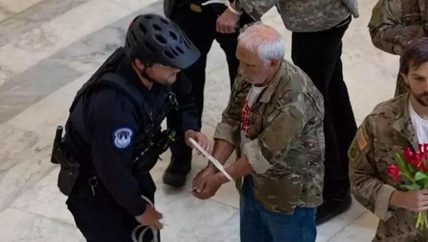 ABD'de İran savaşını protesto eden 62 gazi ve aile üyesi gözaltına alındı)