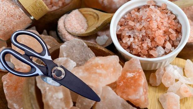 Makası ilk günkü gibi keskinleştiriyor! Biraz kaya tuzu kullanmak yeterli)