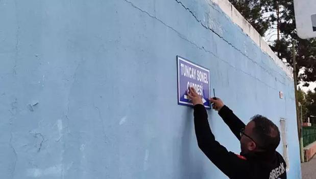 Gülistan Doku soruşturmasında tutuklanan Tuncay Sonel’in adı tabeladan söküldü)