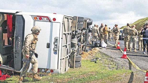 Şoför uyuyakaldı midibüs devrildi)